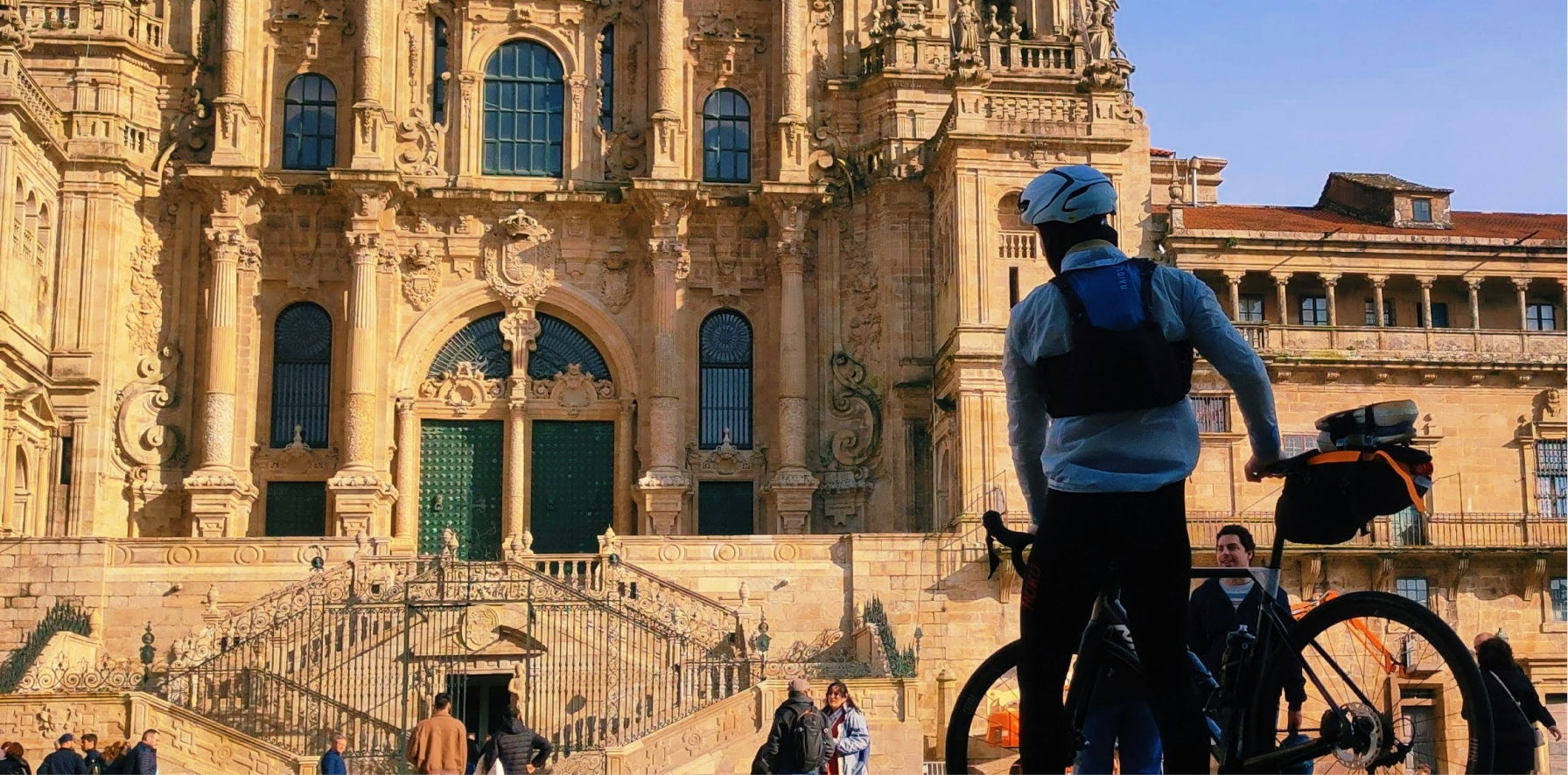 llegando en bici a santiago de compostela despues de la ruta de santiago españa
