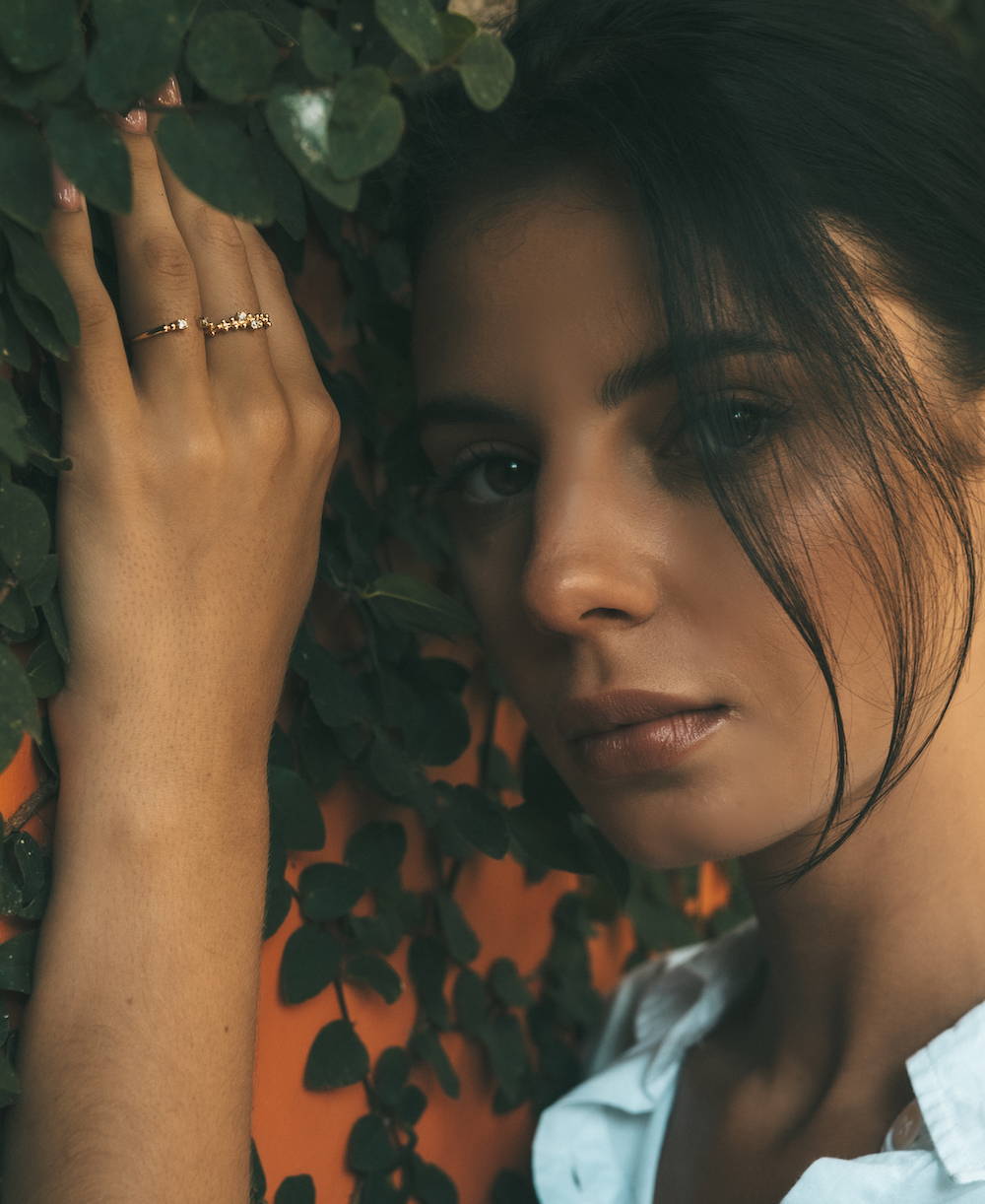 Woman wearing recycled gold and lab-grown diamonds jewellery by Sceona 