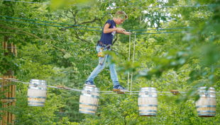 waldkletterpark leiwen junge über fässerbrücke