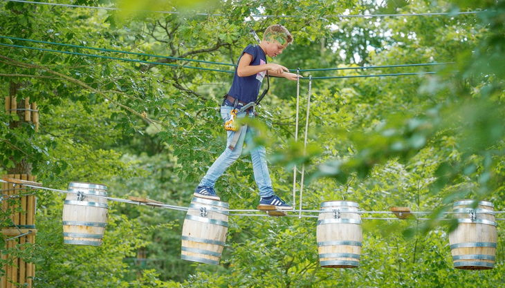 waldkletterpark leiwen junge über fässerbrücke