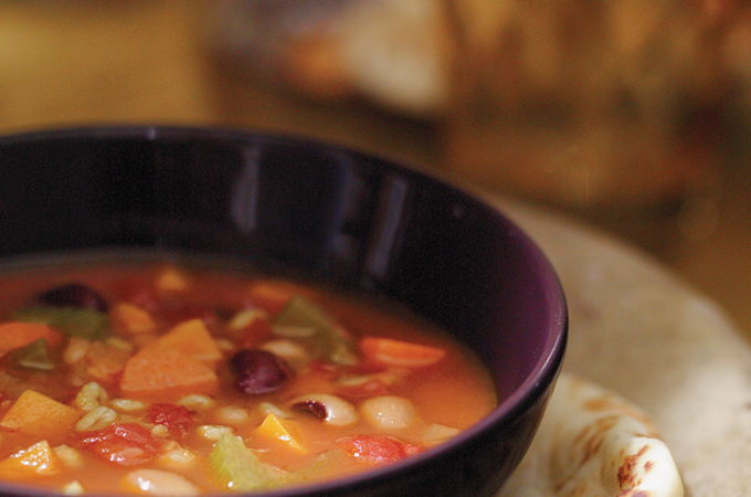 Soupe-repas aux légumineuses et au curcuma