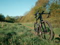 Un velo gravel electrique sur un sentier herbeux a la campagne