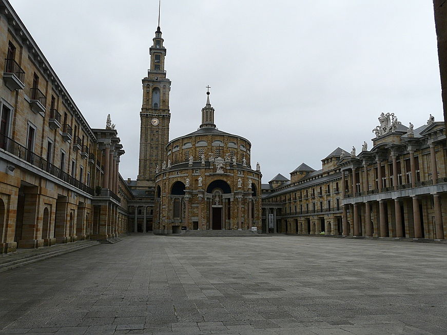  y de 16:30h a 19:30h
- Vista de la Plaza e Iglesia de la Universidad Laboral de Gijón, en Asturias