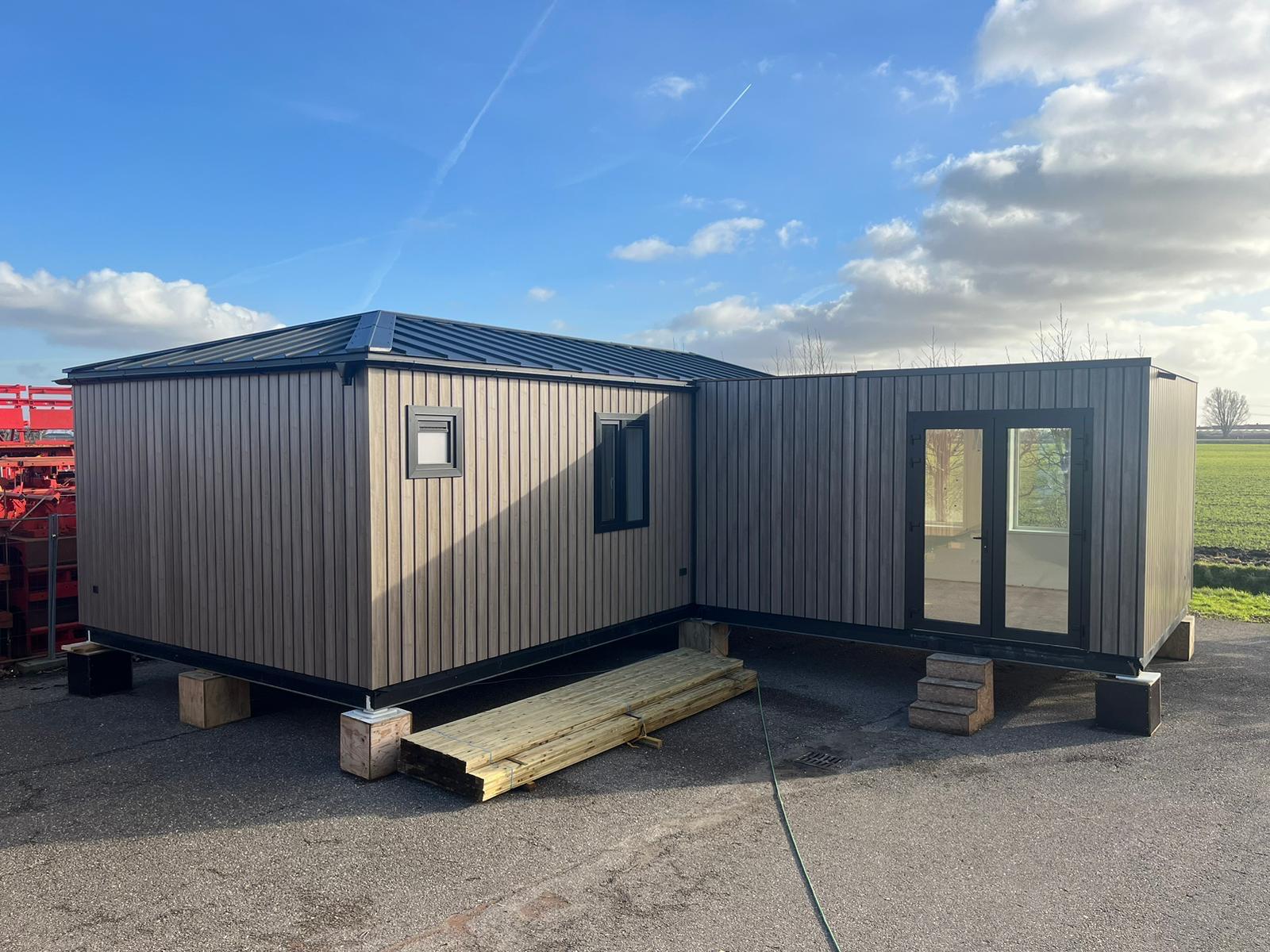 Mantelzorgwoning met schilddak — maatwerk project door BBS Systeembouw