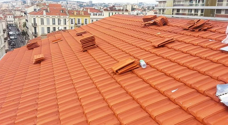 Pose de tuiles de Marseille sur une résidence neuve à Antibes — photo 11 sur 18 — CEG TOITURE