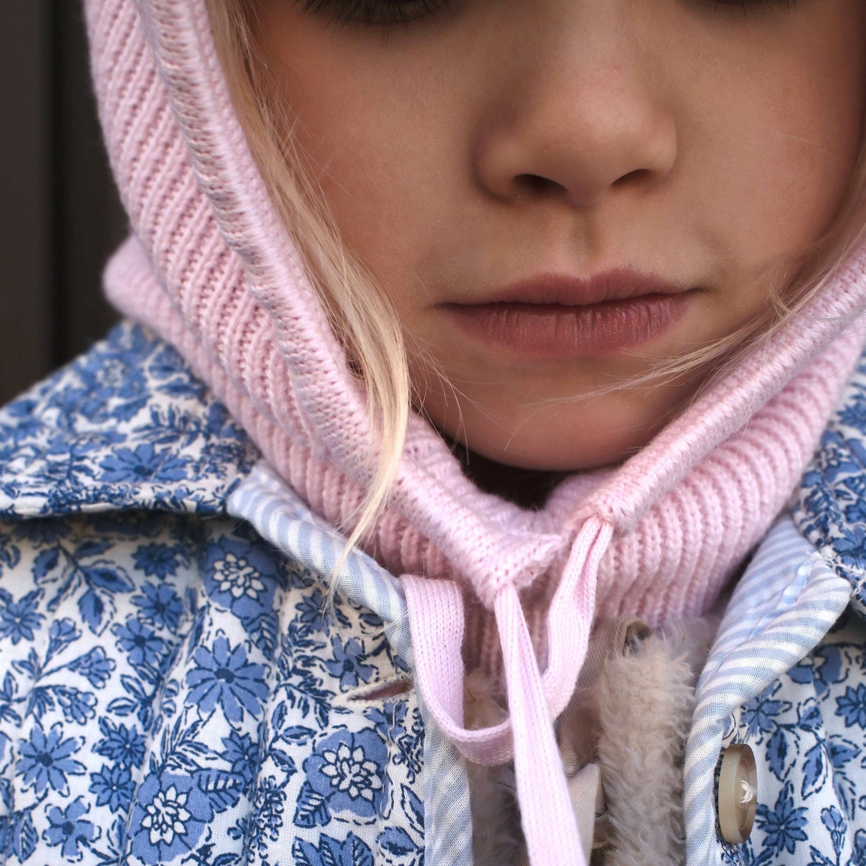 Cagoule laine premium, enfant adulte, fabrication Italie, élégance, confort, chaleur, douceur, qualité supérieure, style chic, durable, respirante, protection hiver, design soigné.