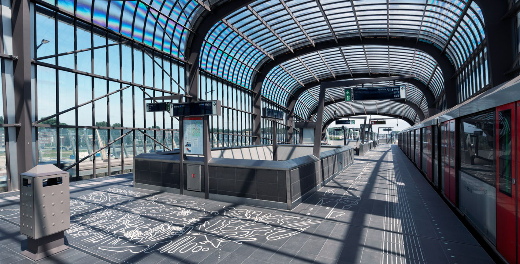 Vlak voor de opening van de Noord/Zuidlijn fotografeerden we het kunstwerk van Harmen Liemburg. Op een zonnige dag zie je goed alle details en ontdek je op elk deel van het perron een andere vogel. En soms zie je ook een echte, die onder de kap door komt vliegen. Foto: Gert Jan van Rooijen Vlak voor de opening van de Noord/Zuidlijn fotografeerden we het kunstwerk van Harmen Liemburg. Op een zonnige dag zie je goed alle details en ontdek je op elk deel van het perron een andere vogel. En soms zie je ook een echte, die onder de kap door komt vliegen. Foto: Gert Jan van Rooijen