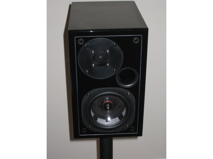 USHER S520 Gloss Black Bookshelf Speakers