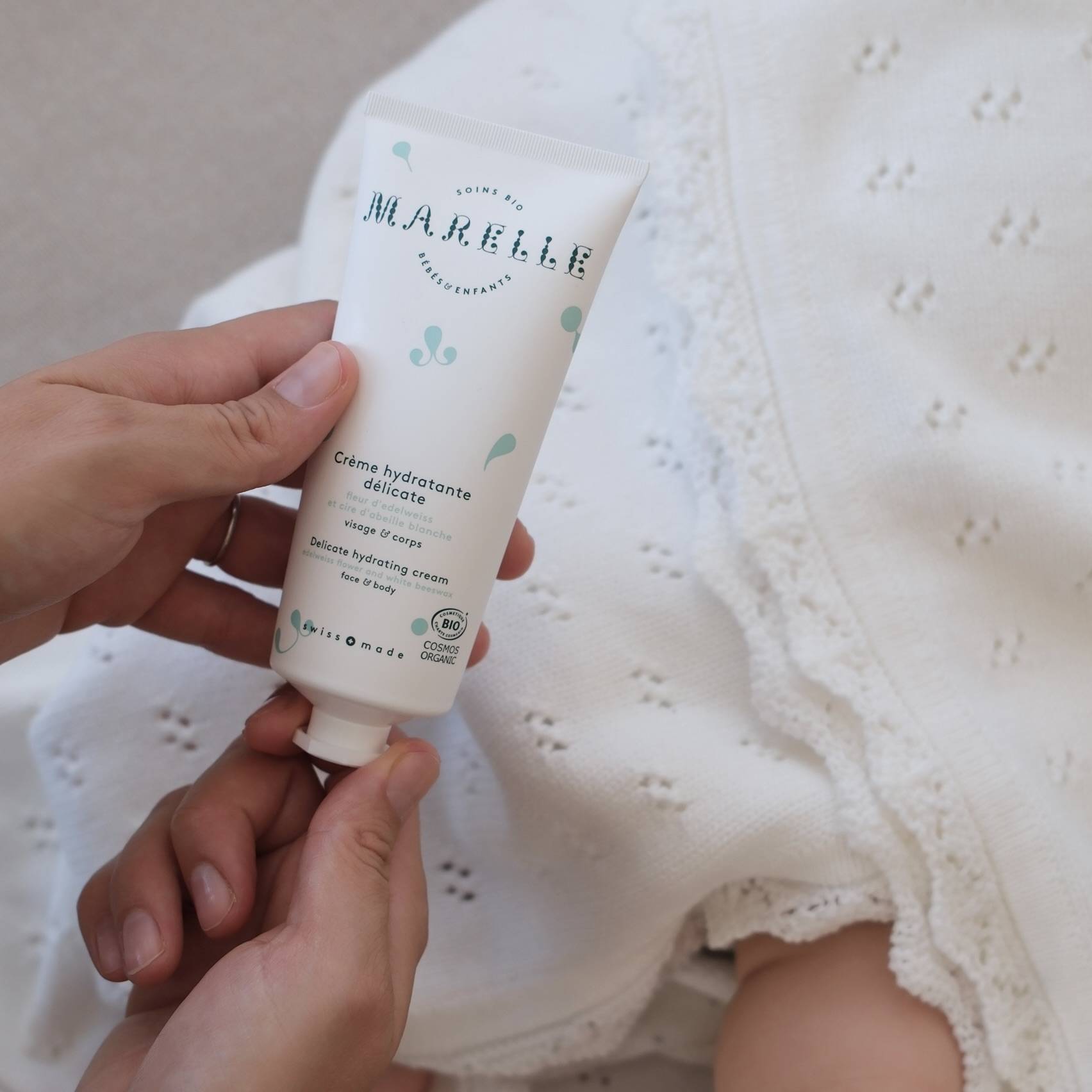 coffret cadeau bébé, couverture douce pour nouveau-né, crème bio pour toute la famille, box naissance suisse, essentiels bébé naturels, couverture tricot coton, soin hydratant bébé, coffret cadeau maman et bébé, produits bébé made in Suisse, douceur et bien-être familial