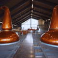 Salle de distillation avec les alambics en cuivre Pot Stills de la distillerie Lagg située sur l'île d'Arran en Ecosse