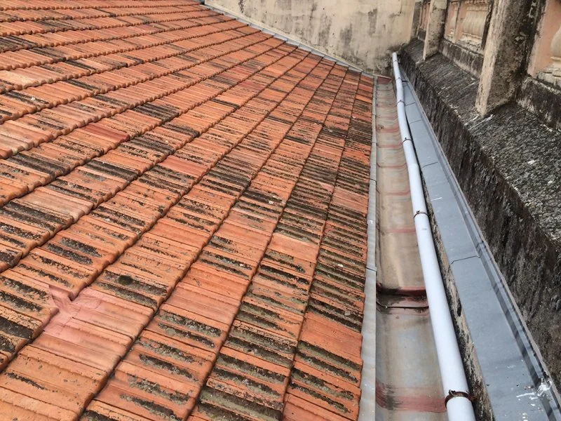 Rénovation de la toiture du Palais de l’Europe à Menton en tuiles de Marseille — photo 5 sur 10 — CEG TOITURE