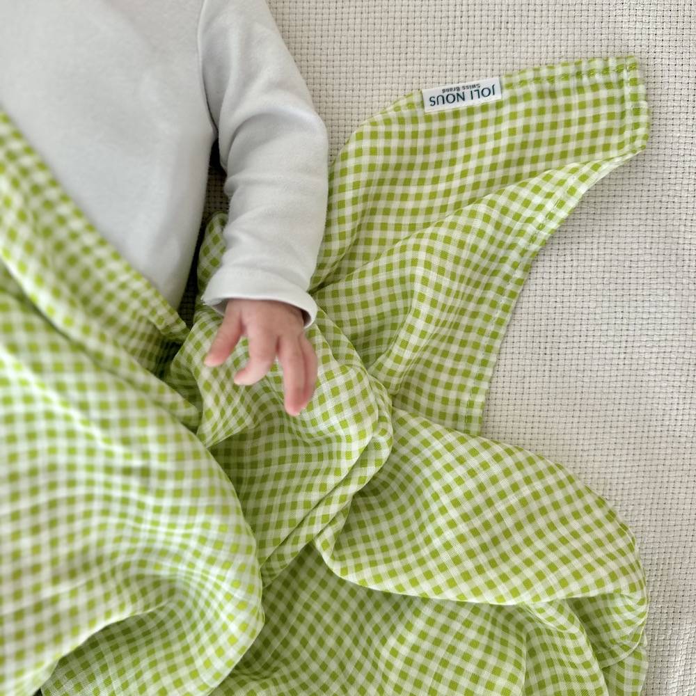 Attache-tétine fraises rouge blanc élégant de la marque suisse 'Joli Nous', un accessoire premium pour bébé, alliant design raffiné et qualité exceptionnelle