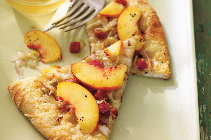 Pizzas aux endives, au saucisson et aux pêches