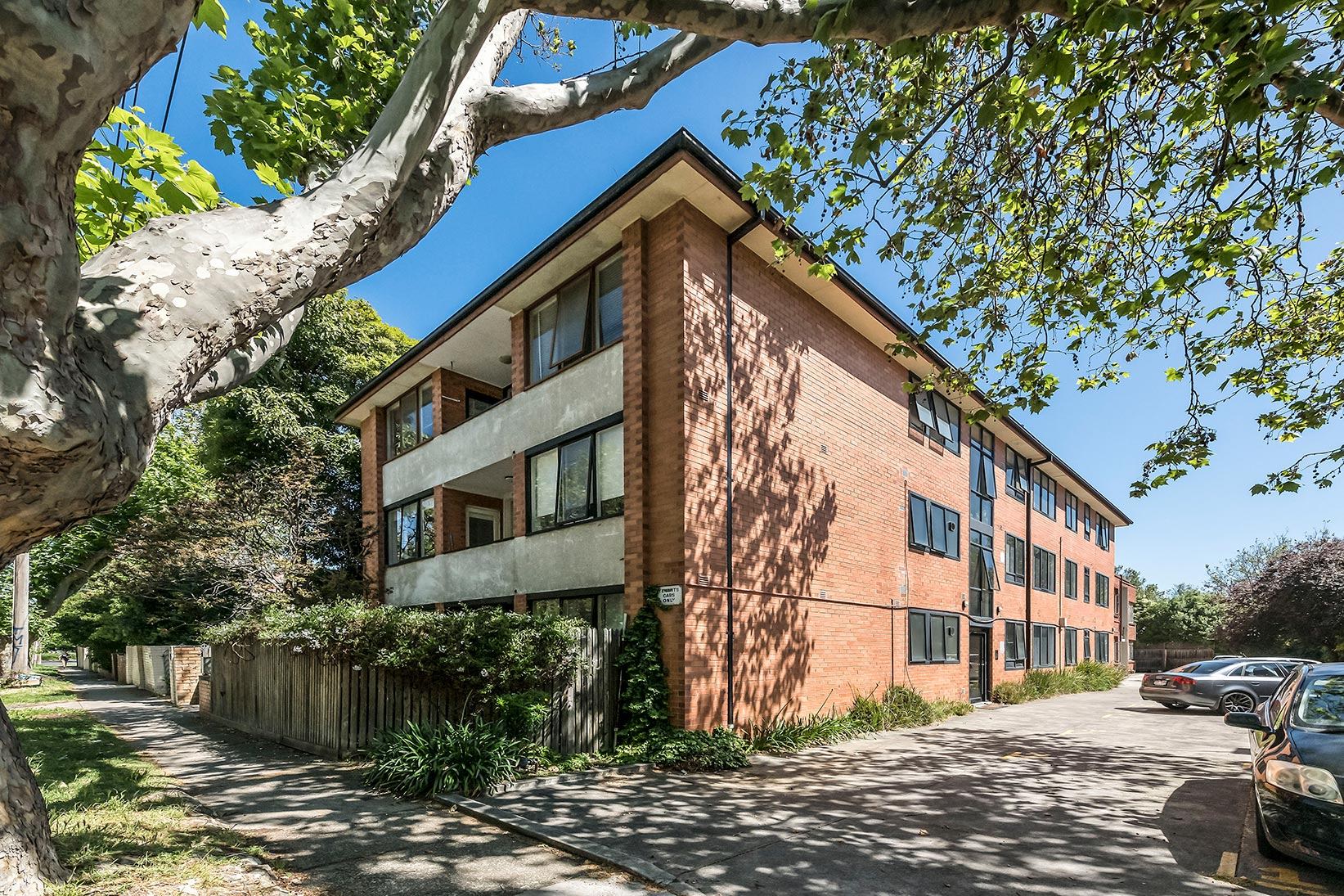 Spacious 2-Bedroom Courtyard Apartment in Leafy Locale - Elwood - Image 6