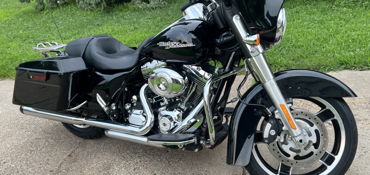 2011 HARLEY-DAVIDSON FLHX STREET GLIDE (BLACK) motorcycle for rent near South St Paul, MN
