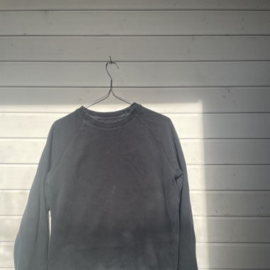 Schwarzer Pullover 