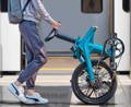 Gazelle Paris C7 elektrische stadsfiets met lage instap, afgebeeld in zijaanzicht op neutrale achtergrond, met Bosch middenmotor, gesloten kettingkast, verende voorvork en zadelpen, MIK-bagagedrager en spatborden – gericht op comfortabel dagelijks gebruik en woon-werkverkeer.