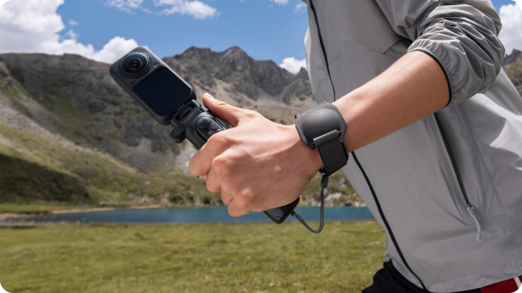 Insta360 折りたたみ式自撮り棒リモコンキット ロングモデル リモコンストラップを手首に装着した手元