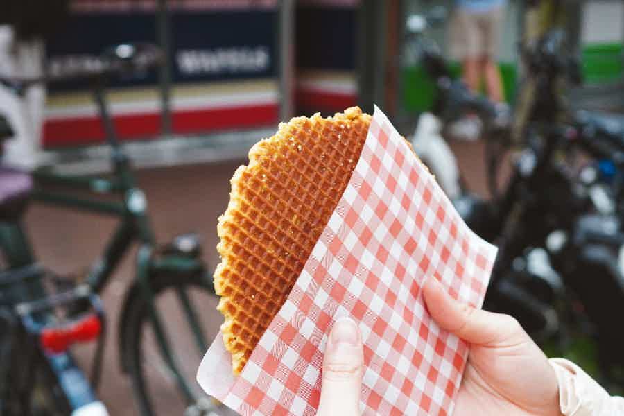 Private Romantic Canal Cruise Amsterdam with Bubbly and Snacks - photo 4