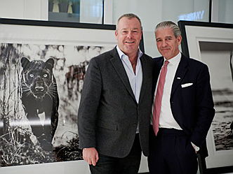  Groß-Gerau
- Fine-Art Fotograf David Yarrow gemeinsam mit Christian Völkers, Vorstandsvorsitzender der Engel & Völkers AG.