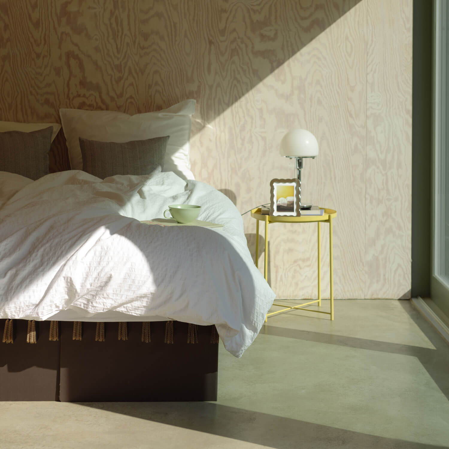 ROOM IN A BOX Co-Sleeping im grauen Familienbett aus Wellpappe 