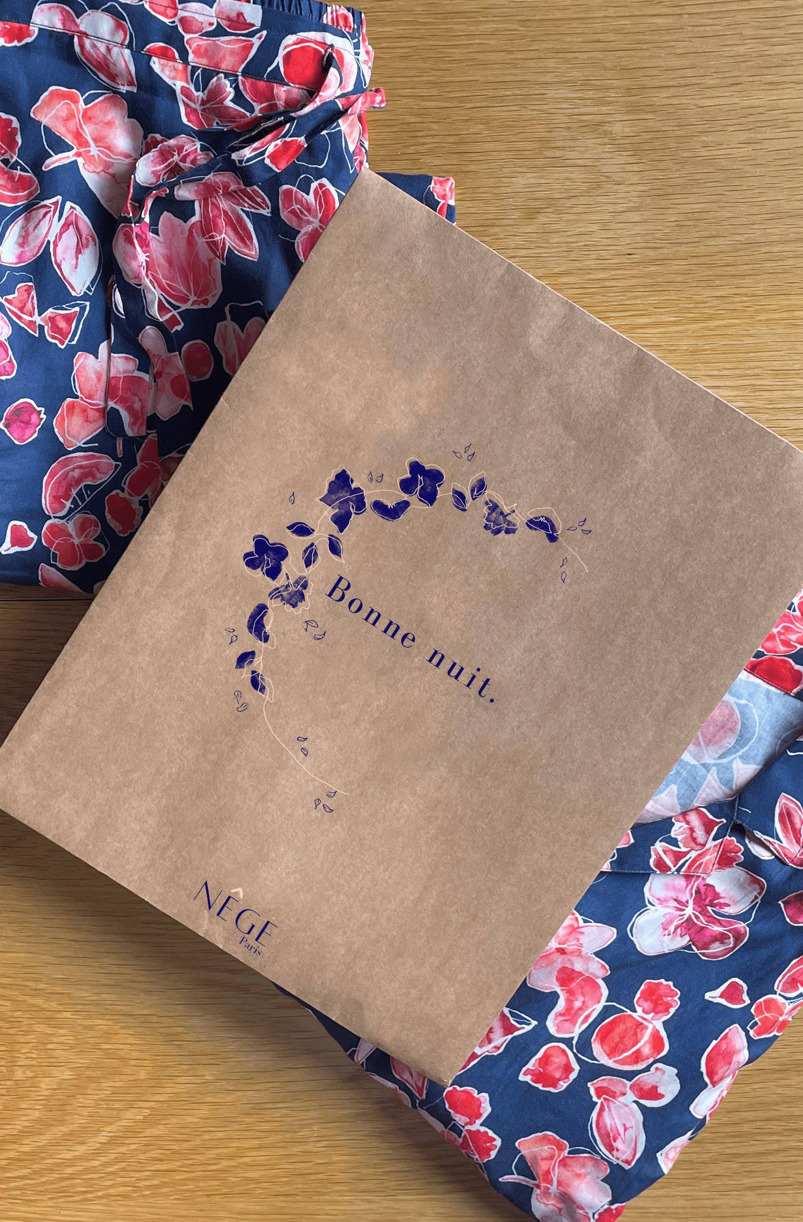 Nêge Paris - Notre enveloppe minimaliste qui emballe vos pyjamas