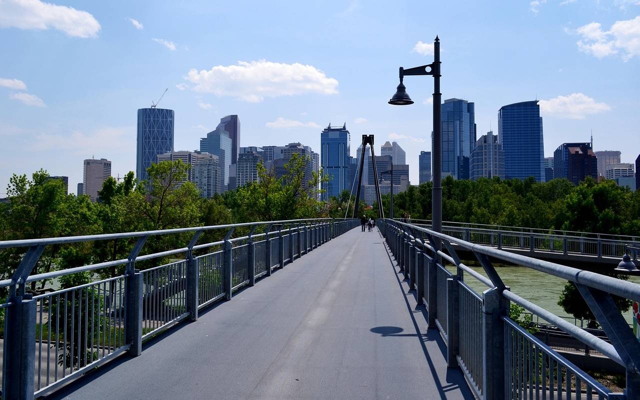 Passerelle cyclable menant vers le centre d'une ville, idéale pour se déplacer à vélo de ville