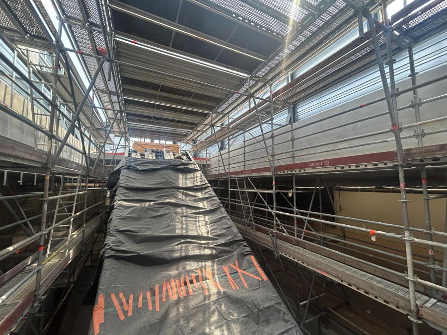 Galeries Lafayette Bron : l'échafaudage en encorbellement redéfinit l'accès — photo 6