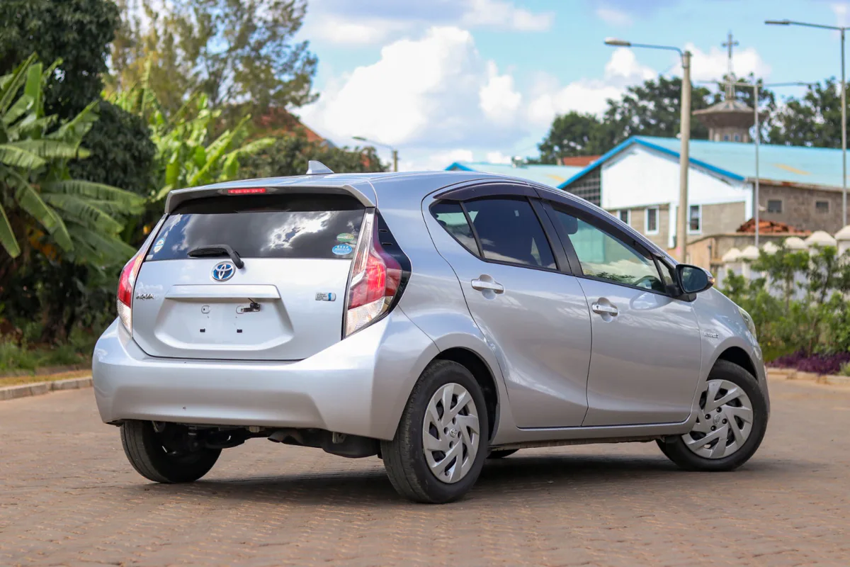 2016 Toyota Aqua Hybrid — Royal Max Motors — photo 5 of 14
