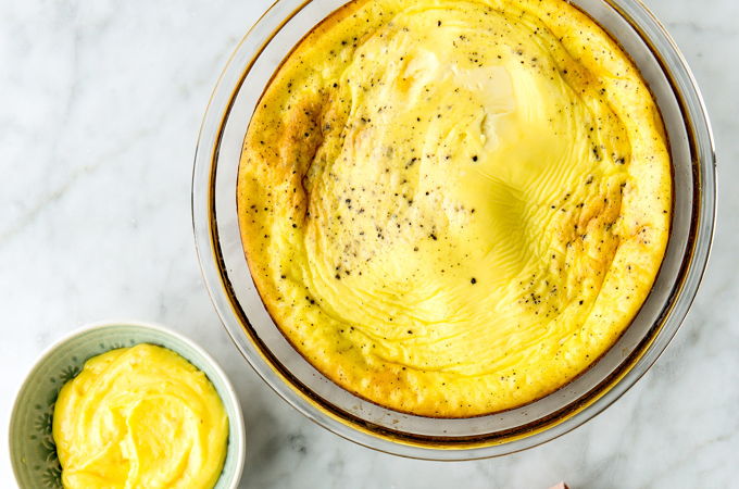 Omelette soufflée aux asperges, sauce maltaise