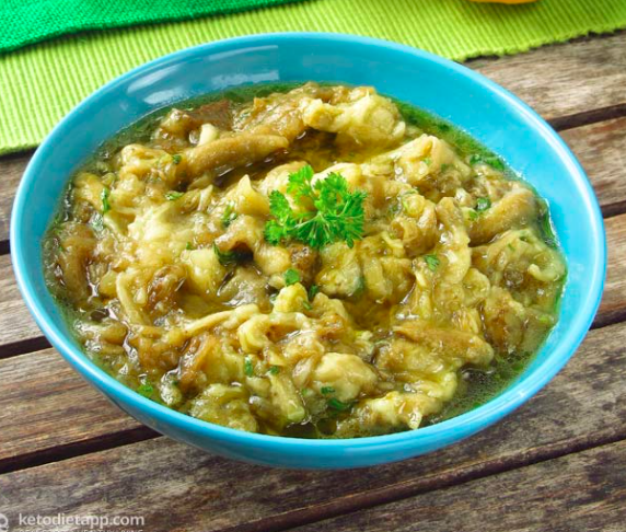 Ensalada griega de berenjenas, también conocida como Metitzanosalata, es un plato griego clásico que se prepara con sólo un puñado de ingredientes: berenjena, ajo, cebolla, aceite de oliva y hierbas al gusto. Este plato ligero y delicioso es la guarnición perfecta para un plato principal con más proteínas, y sólo tiene siete gramos de carbohidratos por media taza.