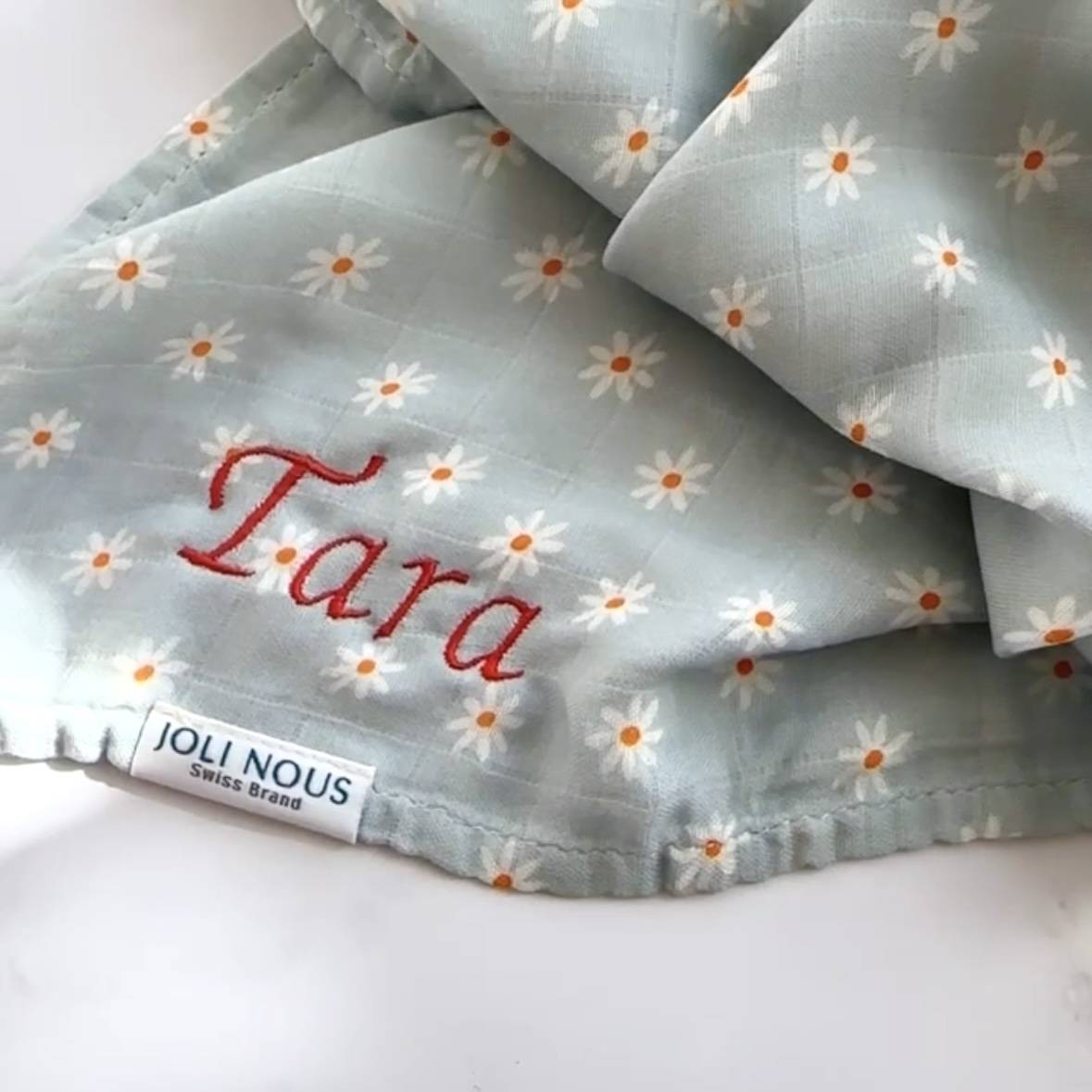 Lange XL et mini élégant de la marque suisse Joli Nous, un accessoire premium pour bébé, alliant design raffiné et qualité exceptionnelle broderie 