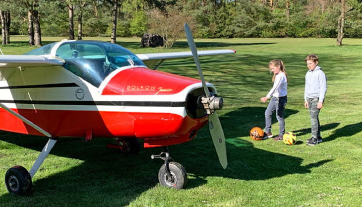 fussballgolf flugzeug und kinder