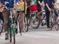 Cyclistes en ville, à l'arrêt devant un passage piéton.