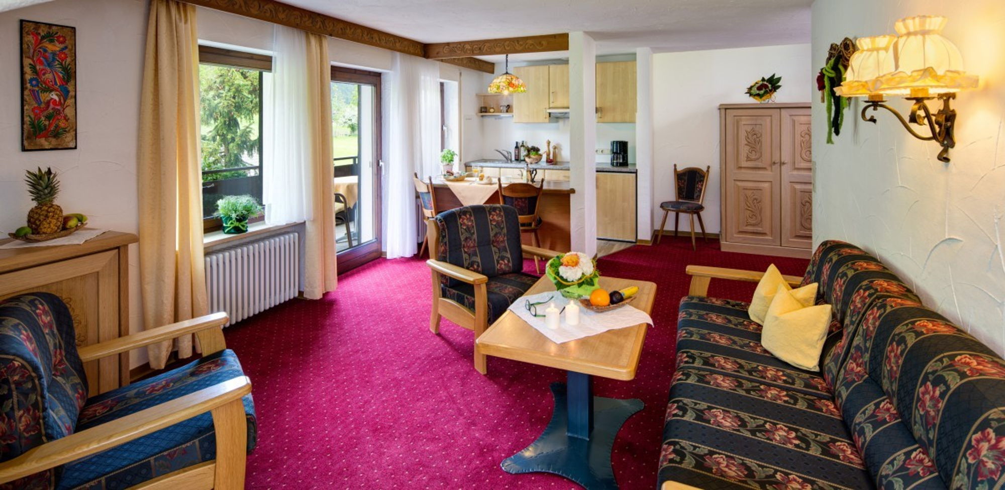 Wohnbereich mit Küche der 80m² Ferienwohnung für Familien in Pfronten