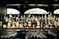 bar avec pleins de bouteilles d'alcool