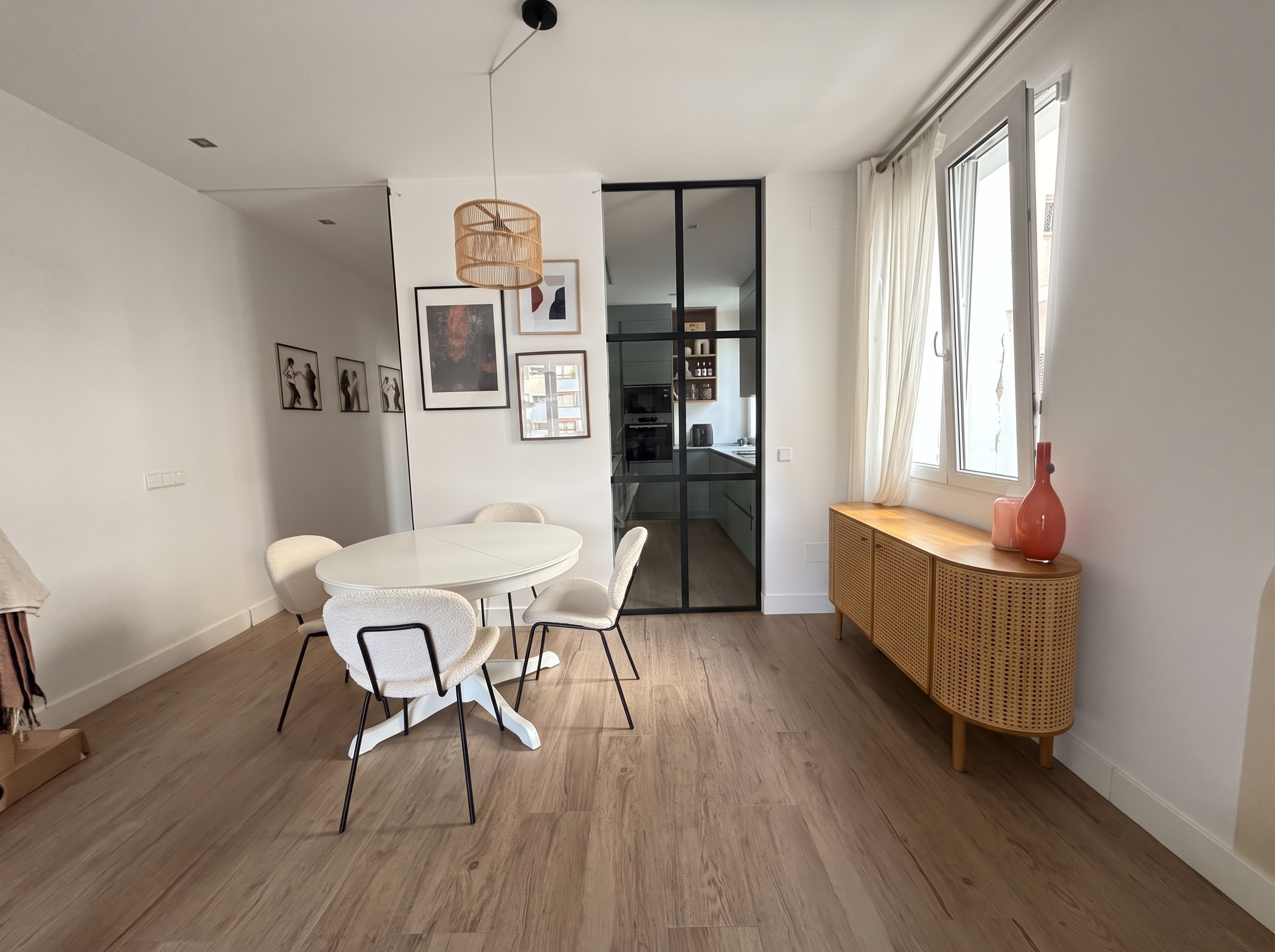 Spectacular renovated, quiet apartment with a small terrace in the heart of Almagro - Image 2