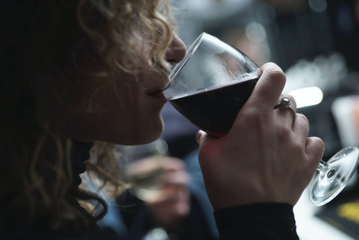 dégustation de vin - position des lèvres sur le buvant