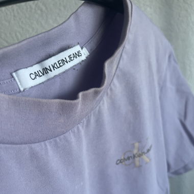 Lila Calvin Klein t-shirt