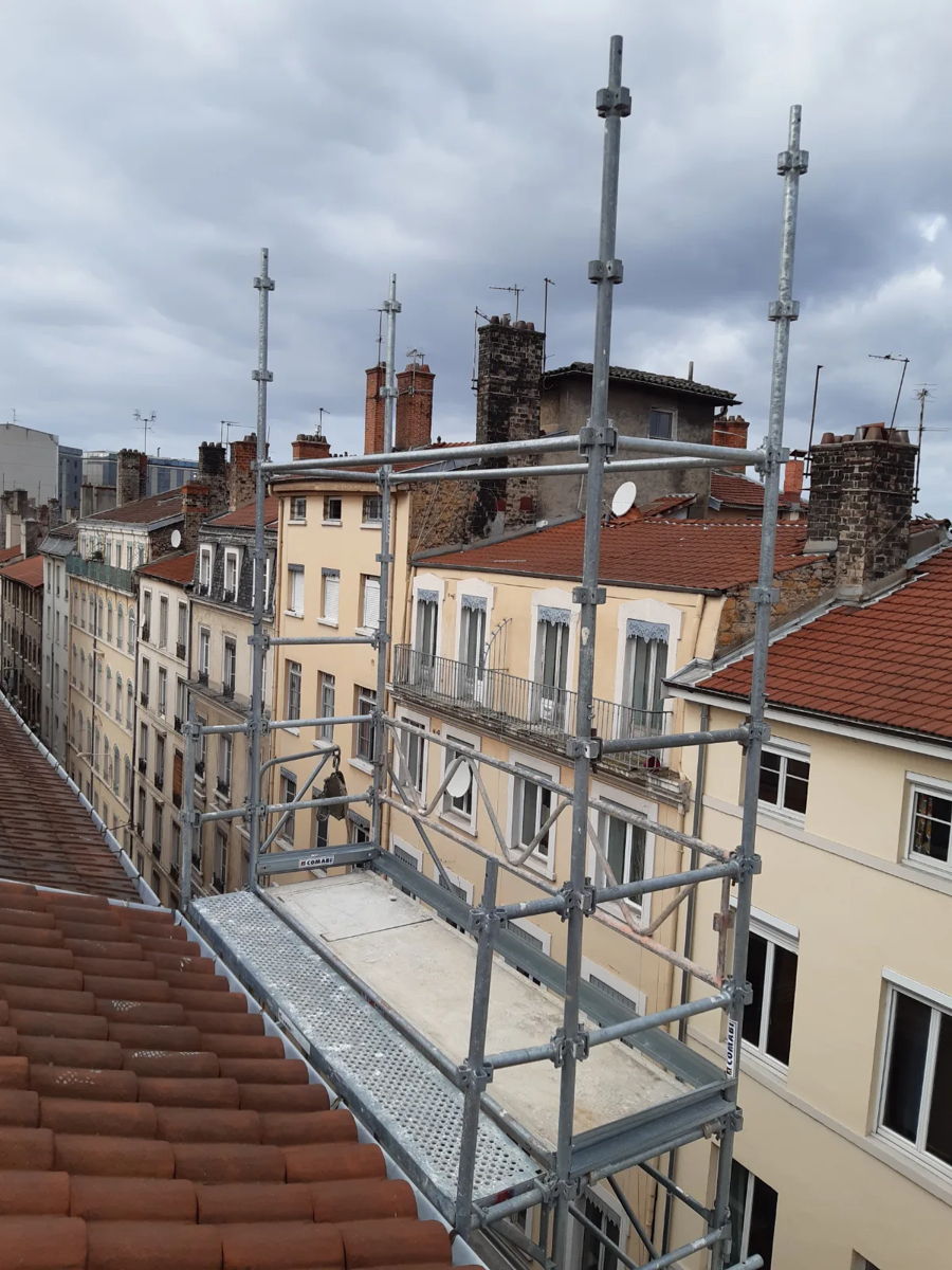 Échafaudage de façade en centre-ville — photo 2