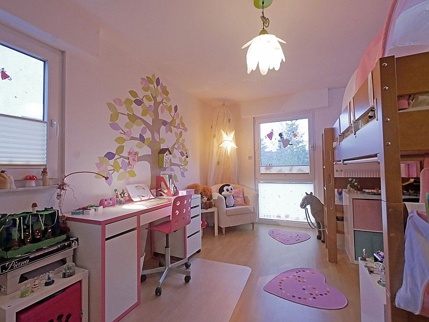  Bochum
- Helles Kinderzimmer mit bodentiefen Fenstern