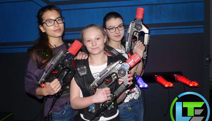 lasertag duesseldorf mädchen mit laserwaffen