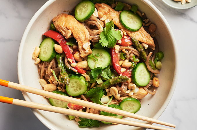 Nouilles soba aux arachides et au poulet