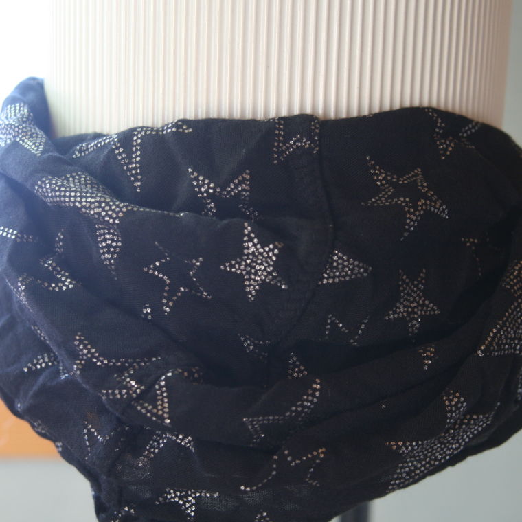 schwarzer Schal mit Sternen