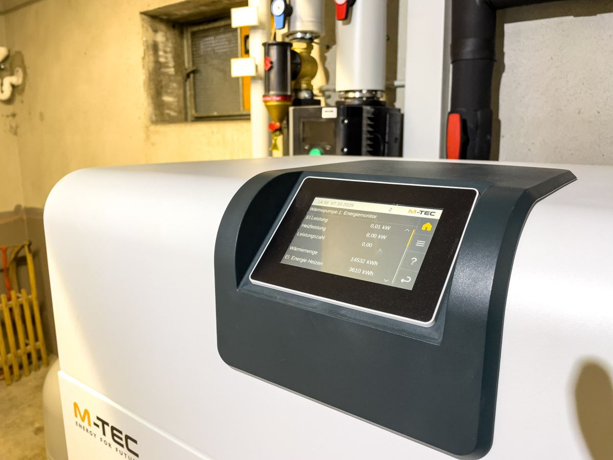 Foto Kundenreferenz Mehrfamilienhaus Altbau Technikraum Wärmepumpe Display