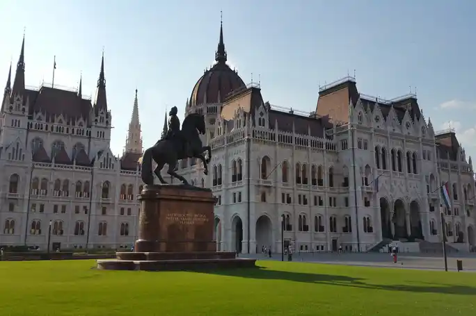 Discover Budapest: 4-Hour Tour of Pest & Buda