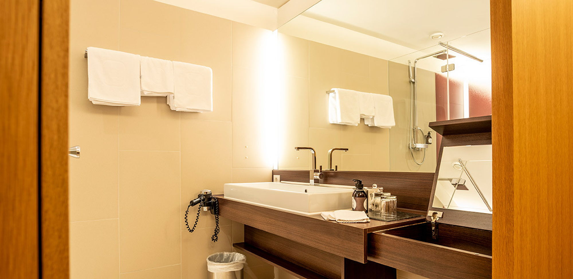 Waschbereich im Badezimmer des Zimmers Hangspitze im Hotel Sonne Mellau