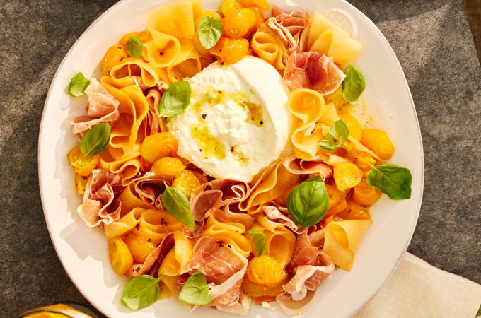 Burrata aux tomates cerises rôties, au prosciutto et au cantaloup