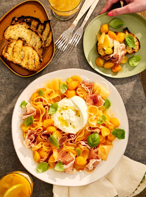 Burrata aux tomates cerises rôties, au prosciutto et au cantaloup