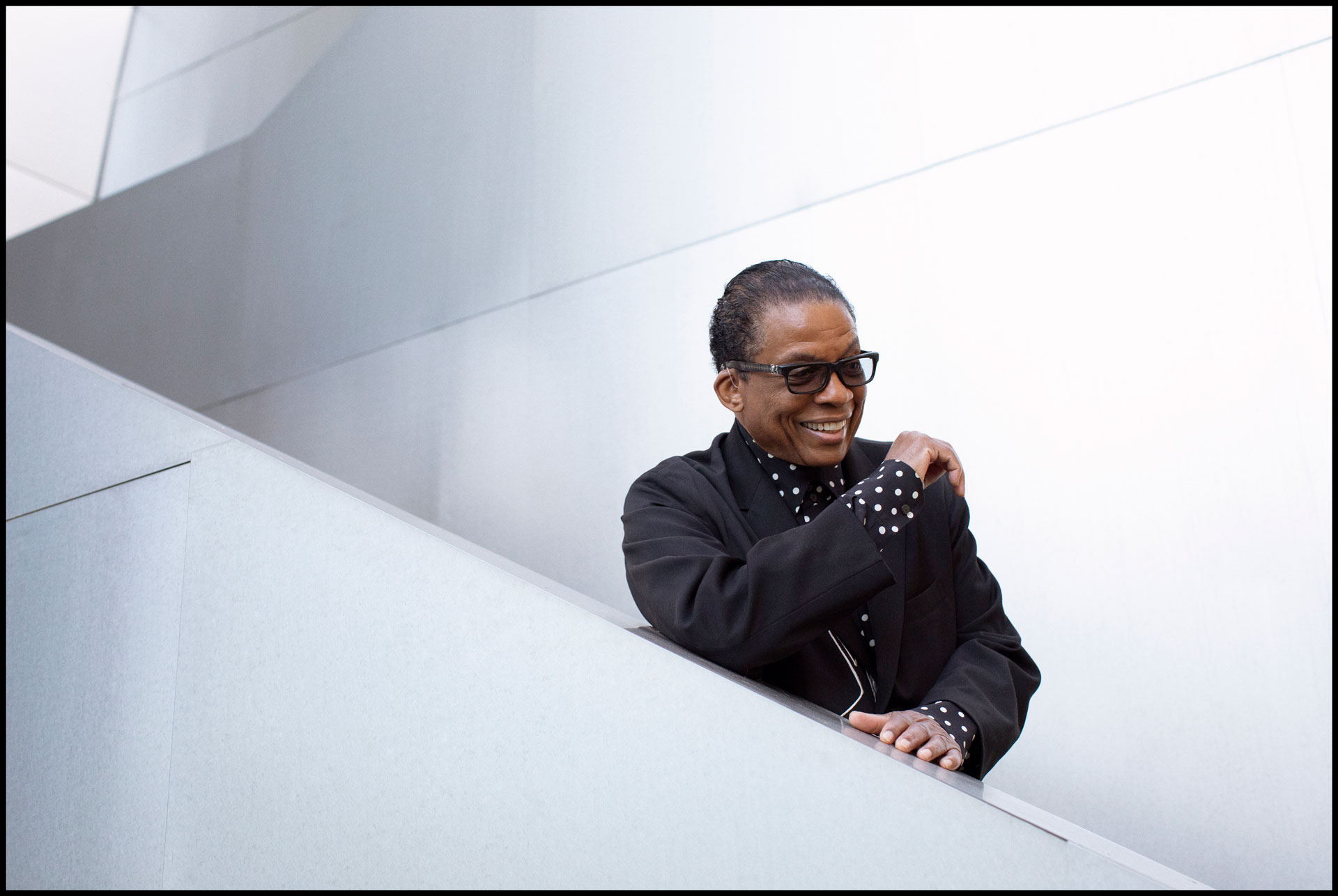 Herbie Hancock posando en el Walt Disney Concert Hall